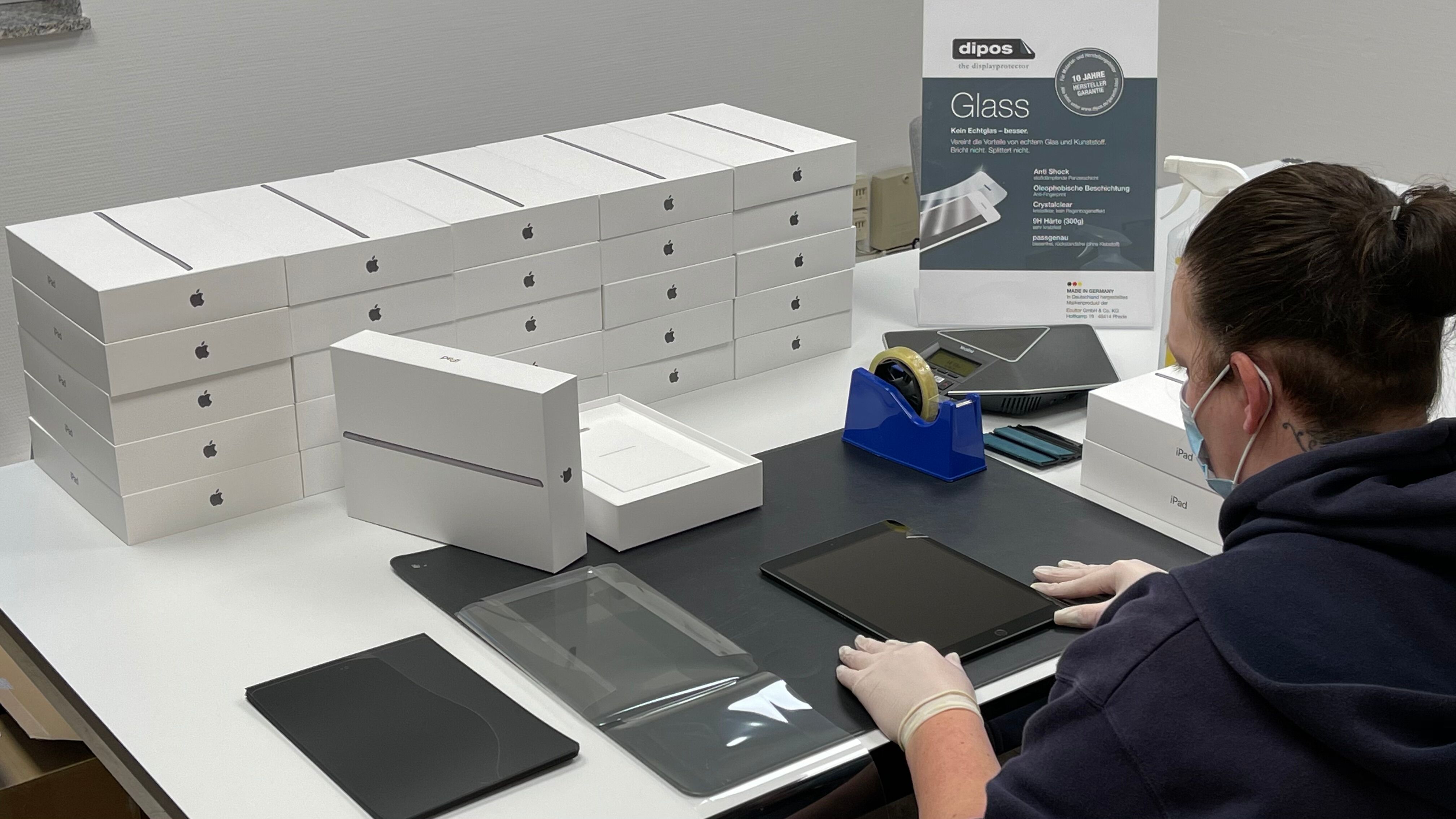 On behalf of a customer, 100 Apple iPads are laminated with the dipos Glass screen protection film.